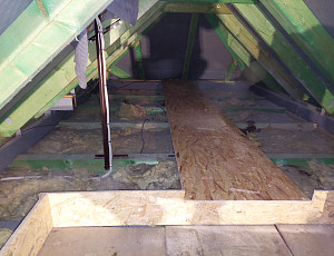 Zateplení stropu rodinného domu pomocí foukané izolace